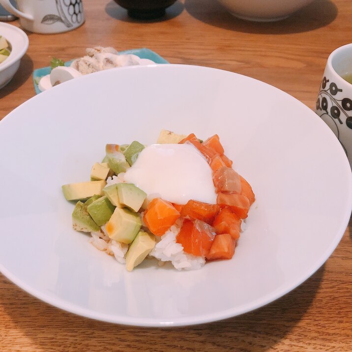 サーモンアボカド丼